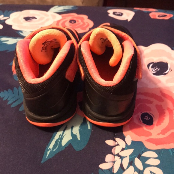 Nike - Picture 2 of 3